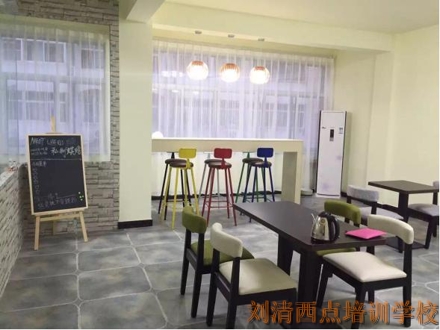 刘清生日蛋糕培训班学员如此文艺清新私房蛋糕店 想不盈利都难！