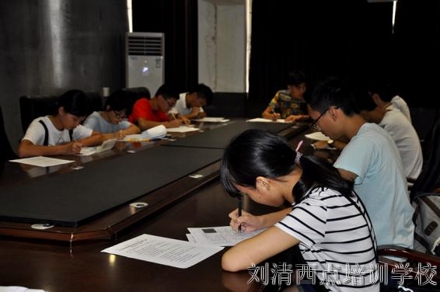 【开学啦】刘清广州烘焙学校新生报道，场面好火爆！