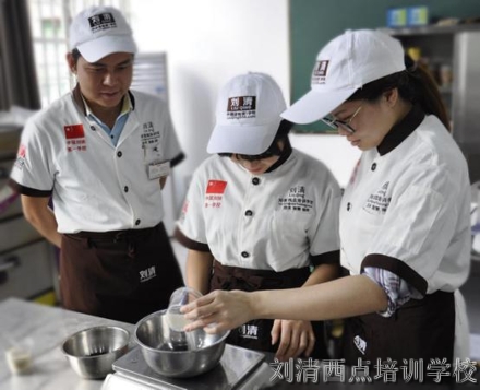 【内幕】专业学慕斯，我只服这蛋糕培训学校的水平！