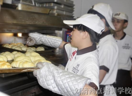 【她说】谢天谢地！我选择了这所烘焙培训学校！