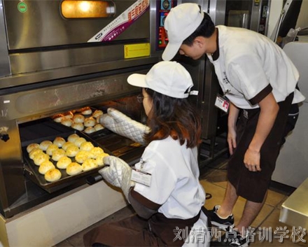 【她说】谢天谢地！我选择了这所烘焙培训学校！