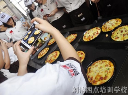 喂！学烘焙这才是最落地的技术，这烘焙培训学校有图有真相！
