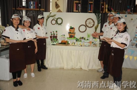 明明是烘焙培训学校，却教想创业的 TA 种出最美的多肉盆栽