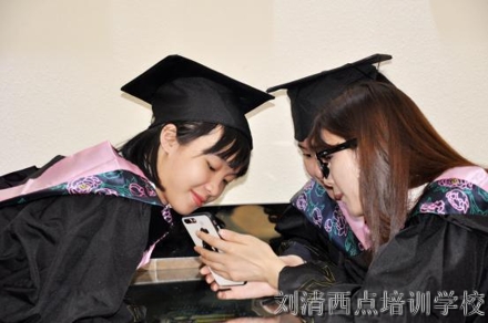 在广州烘焙学校刘清毕业了，我们舍不得走，因为这里有您们