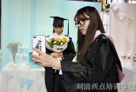 在广州烘焙学校刘清毕业了，我们舍不得走，因为这里有您们