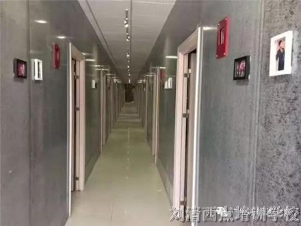 厉害了我的刘清烘焙学校，校园内居然有五星级公寓！