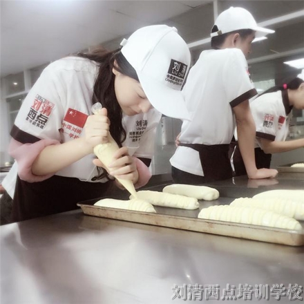 今天，整个烘焙界都在疯传这个烘焙培训学校22张照片！