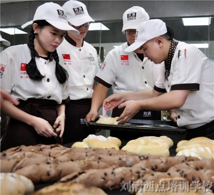 今天，整个烘焙界都在疯传这个烘焙培训学校22张照片！