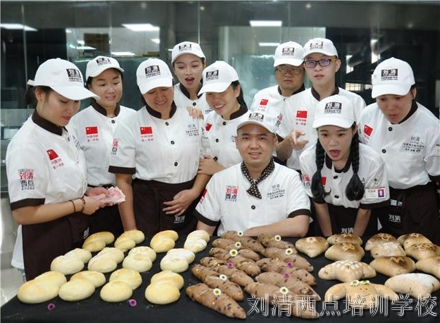 今天，整个烘焙界都在疯传这个烘焙培训学校22张照片！