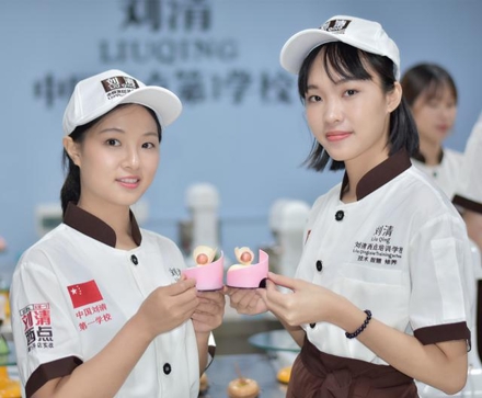 【抢先版】这家烘焙西点培训学校上课现场，被网友称为最美课堂